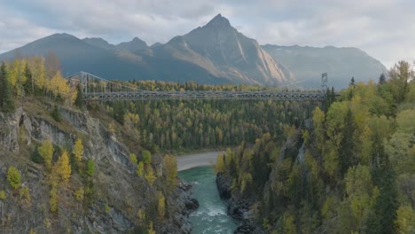 Drone-Pan-De-Hermosa-Escena-Escénica-De-Otoño-En-El-Norte-De-Columbia-Británica,-Canadá-4k