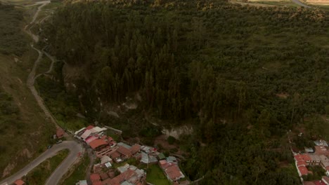 Vista-Aérea-De-Drones-De-4k-Durante-El-Día-Sobre-La-Estatua-De-Cristo-Blanco-En-Cusco-Perú