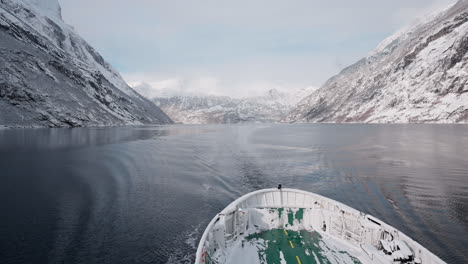 película en cámara lenta de un paseo en ferry de invierno en geirangerfjord a geiranger, noruega, con montañas nevadas y cautivadoras vistas del fiordo