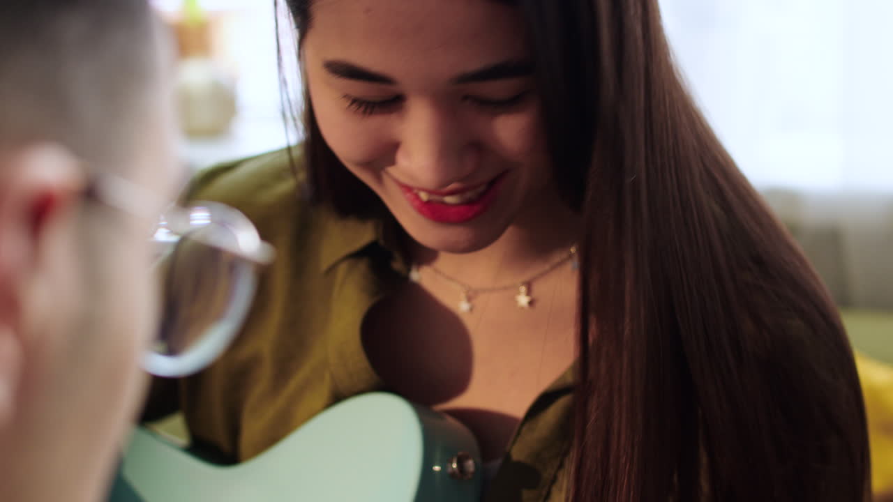 기타 수업 에 참석 한 사람 들