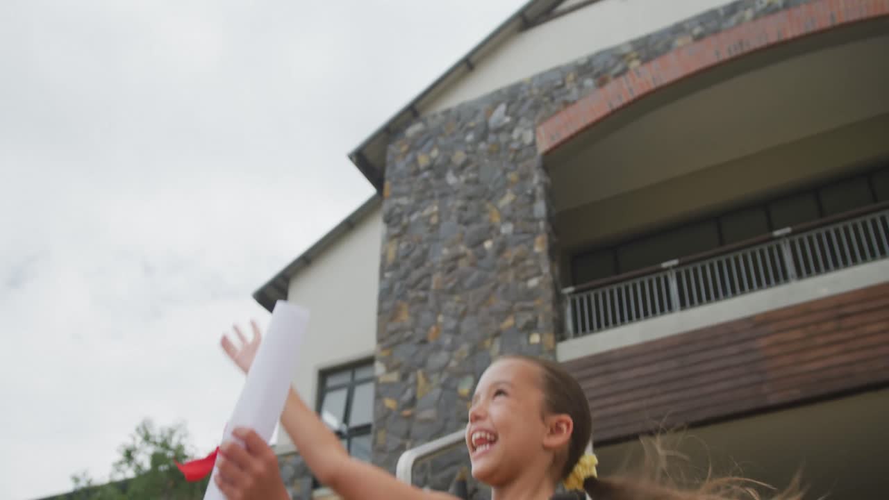 졸업장을 들고 졸업 모자를 던지는 행복한 백인 소녀들의 비디오