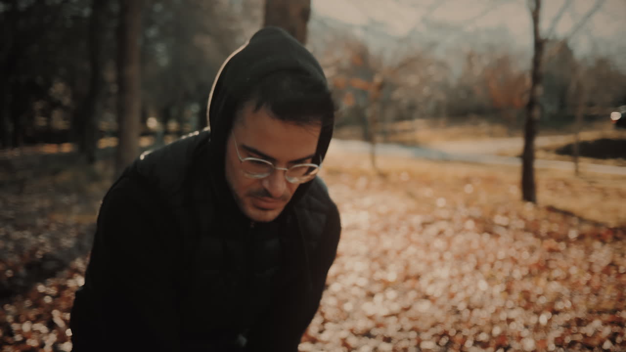 전동식 3축 안정화 짐벌에 가변 중립 밀도 필터가 장착된 dslr 미러리스 카메라와 렌즈로 비디오를 녹화하는 영감을 주는 젊은 백인 비디오그래퍼