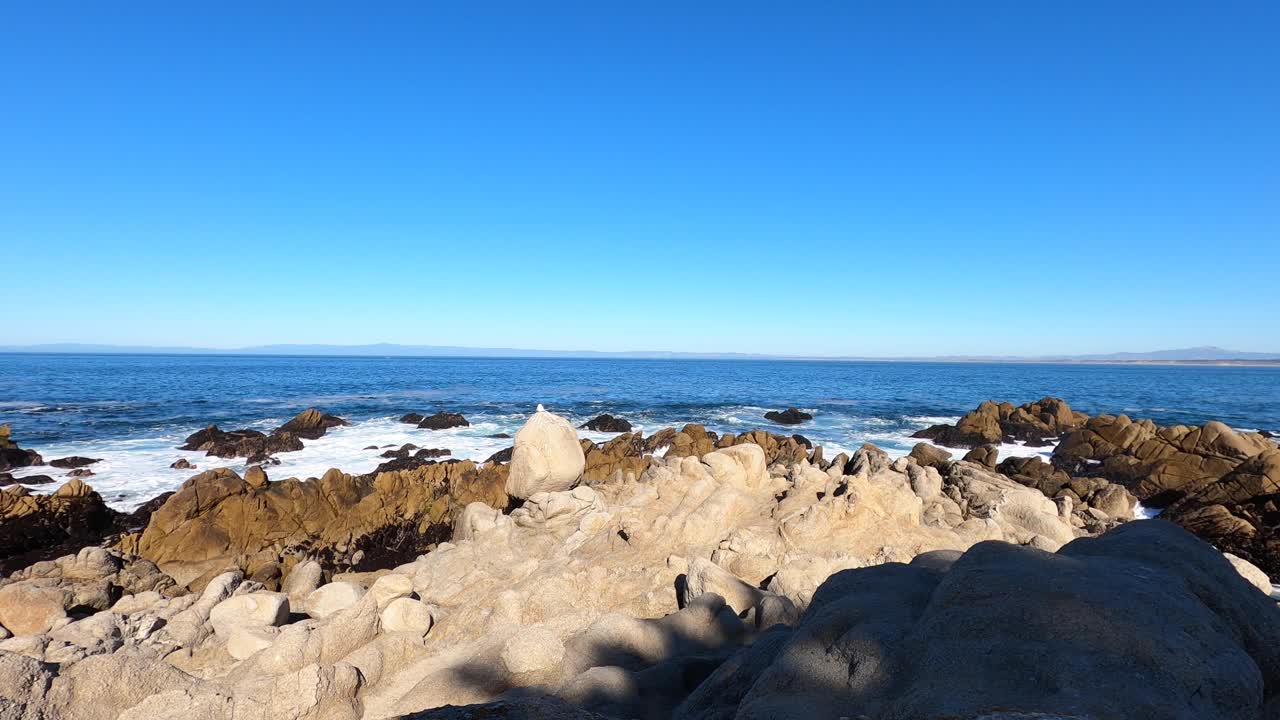 바위 해변에 부서지는 태평양 파도의 스틸 샷 - 4k 스틸