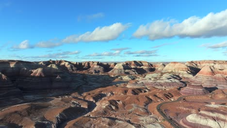 4k aérea de la meseta azul en el parque nacional del bosque petrificado en arizona, ee.uu.