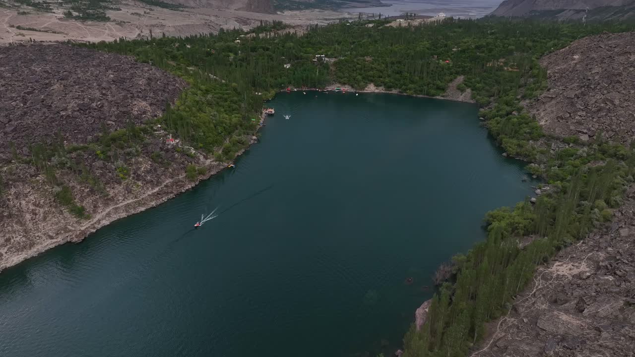 vista aérea de la parte superior del lago kachura skardu con ondas de estela de barco vistas en la superficie