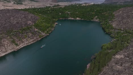 Vista-Aérea-De-La-Parte-Superior-Del-Lago-Kachura-Skardu-Con-Ondas-De-Estela-De-Barco-Vistas-En-La-Superficie