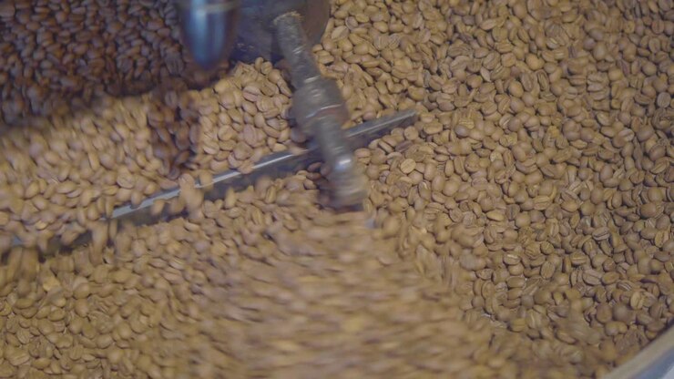 Close-up de Grãos de Café Sendo Torrados em uma Máquina