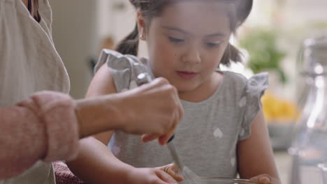 Kleines-Mädchen-Hilft-Mutter-Beim-Backen-In-Der-Küche,-Mischt-Zutaten,-Backt-Kekse-Und-Bereitet-Rezept-Zu-Hause-Vor,-Während-Mutter-Ihrer-Tochter-Am-Wochenende-Etwas-Beibringt