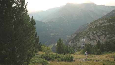 Mujer-Rubia-Haciendo-Senderismo-En-Las-Montañas-De-Benasque,-España,-Tiro-Panorámico