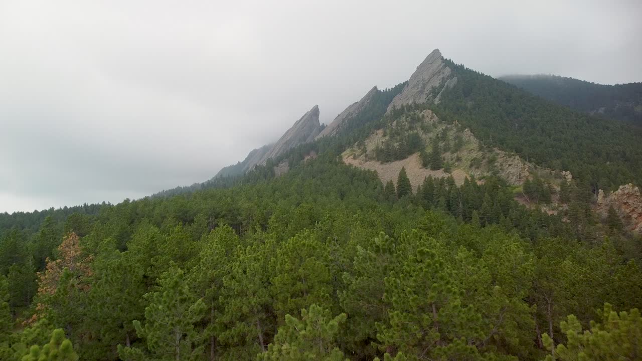 vista aérea ascendente sobre los árboles de las formaciones rocosas de flatirons, boulder, colorado