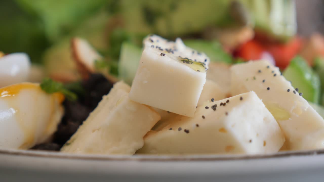 Nærbilde av frisk salat med fetaost og kokt egg.