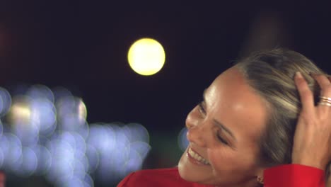linda mujer latina rubia riendo y sonriendo en un bar y mira - cámara lenta
