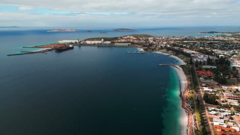 vista aérea de esperance city esplanade y el puerto en el fondo con un petrolero que se reabastece de combustible en un día nublado, australia occidental