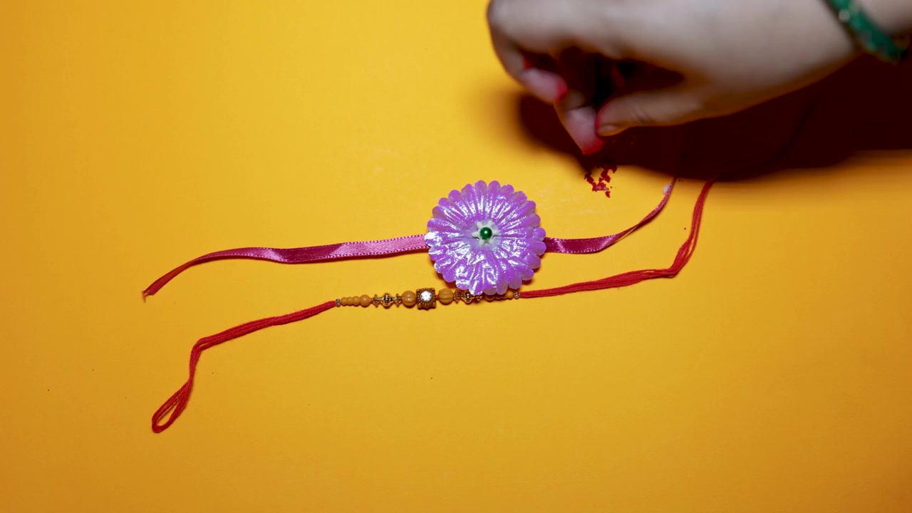 Fili rakhi decorativi fatti a mano con design colorato per la celebrazione tra fratelli