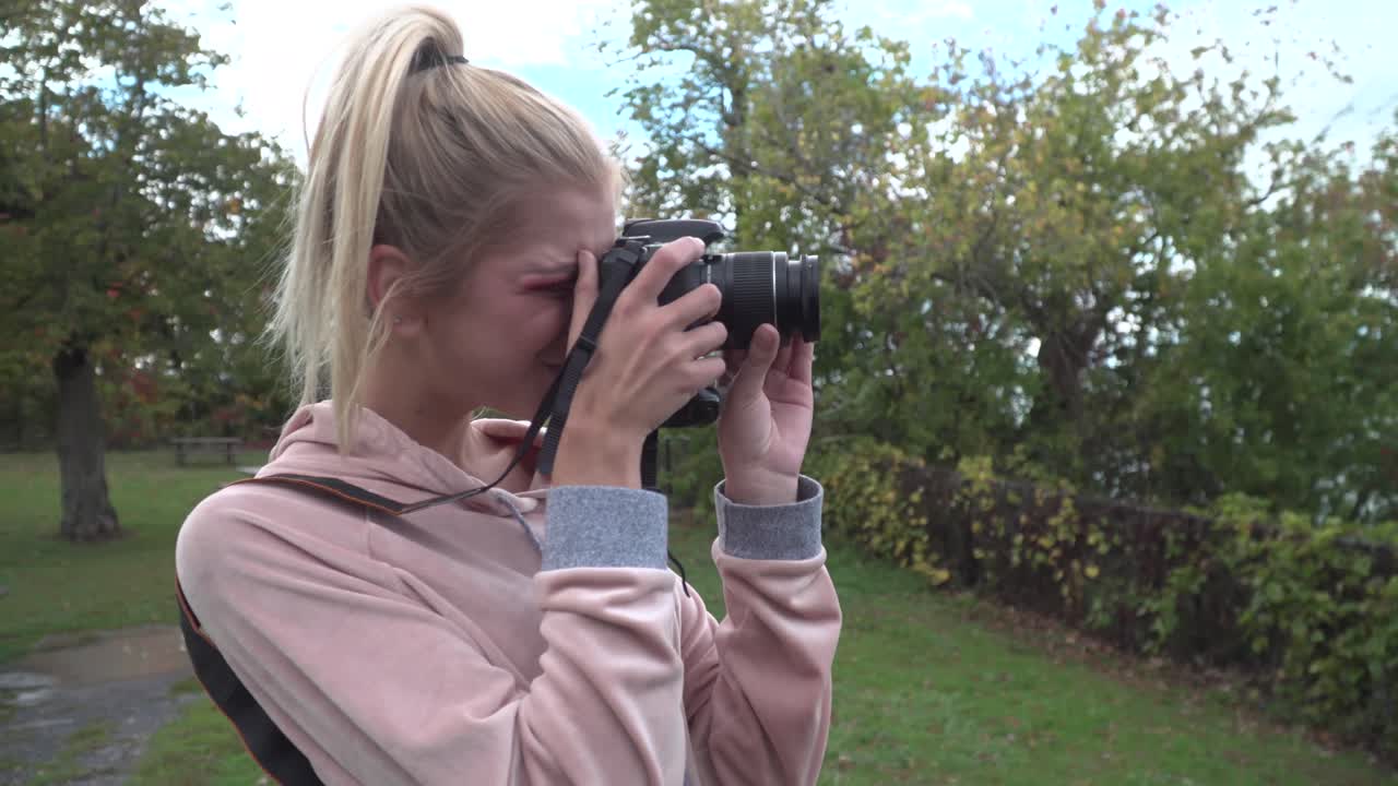 전염병 동안 탐험하는 젊은 여성