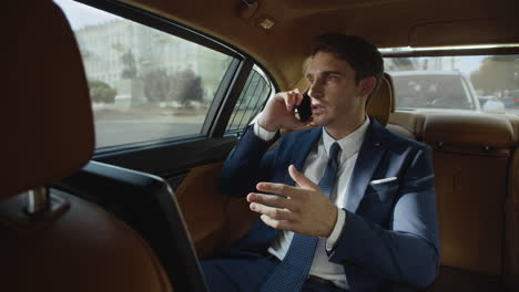 hombre de negocios enfocado hablando por teléfono en el interior del automóvil. hombre en el coche