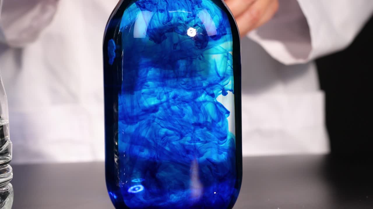 김 크림을 가진 항아리에 색을 확산시니다.