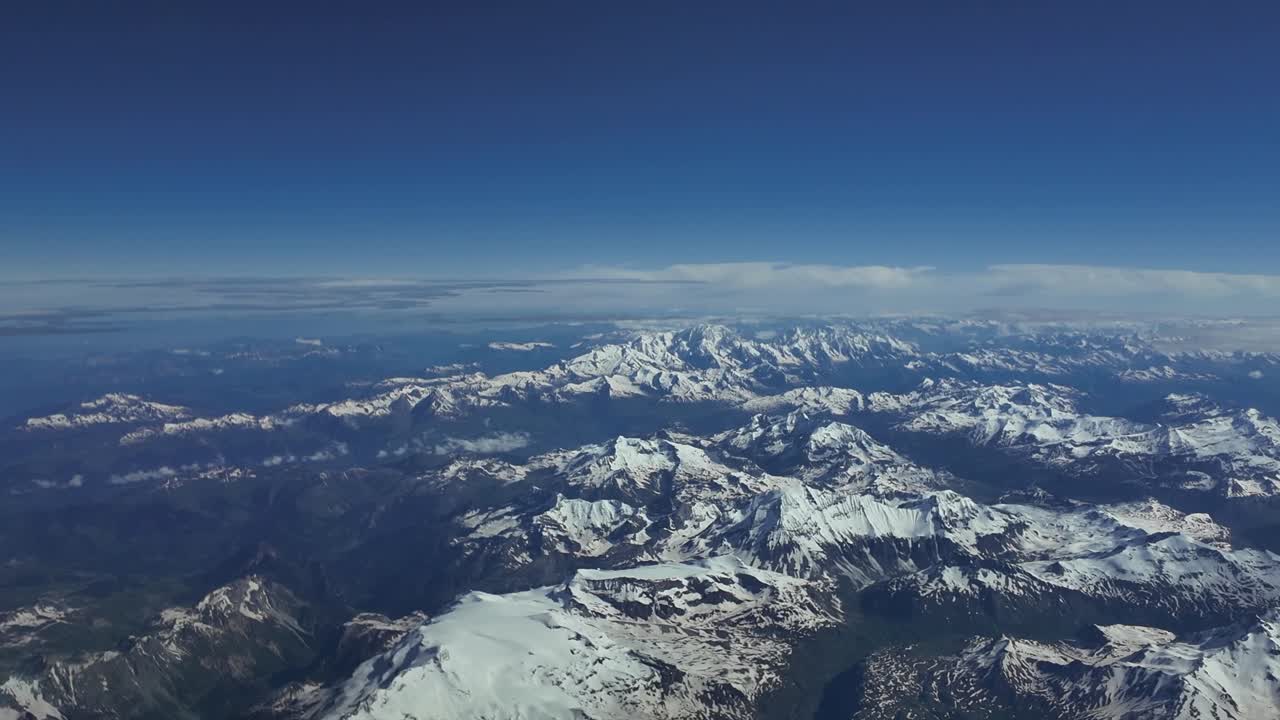 las cordilleras de los alpes en verano