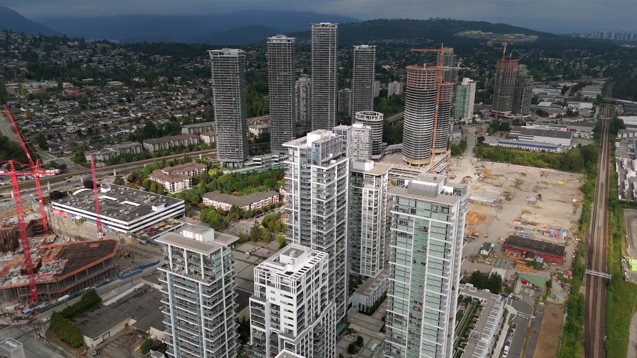 Edifícios de apartamentos de vários andares com um prédio em construção perto de Brentwood, Burnaby, Canadá - vista aérea
