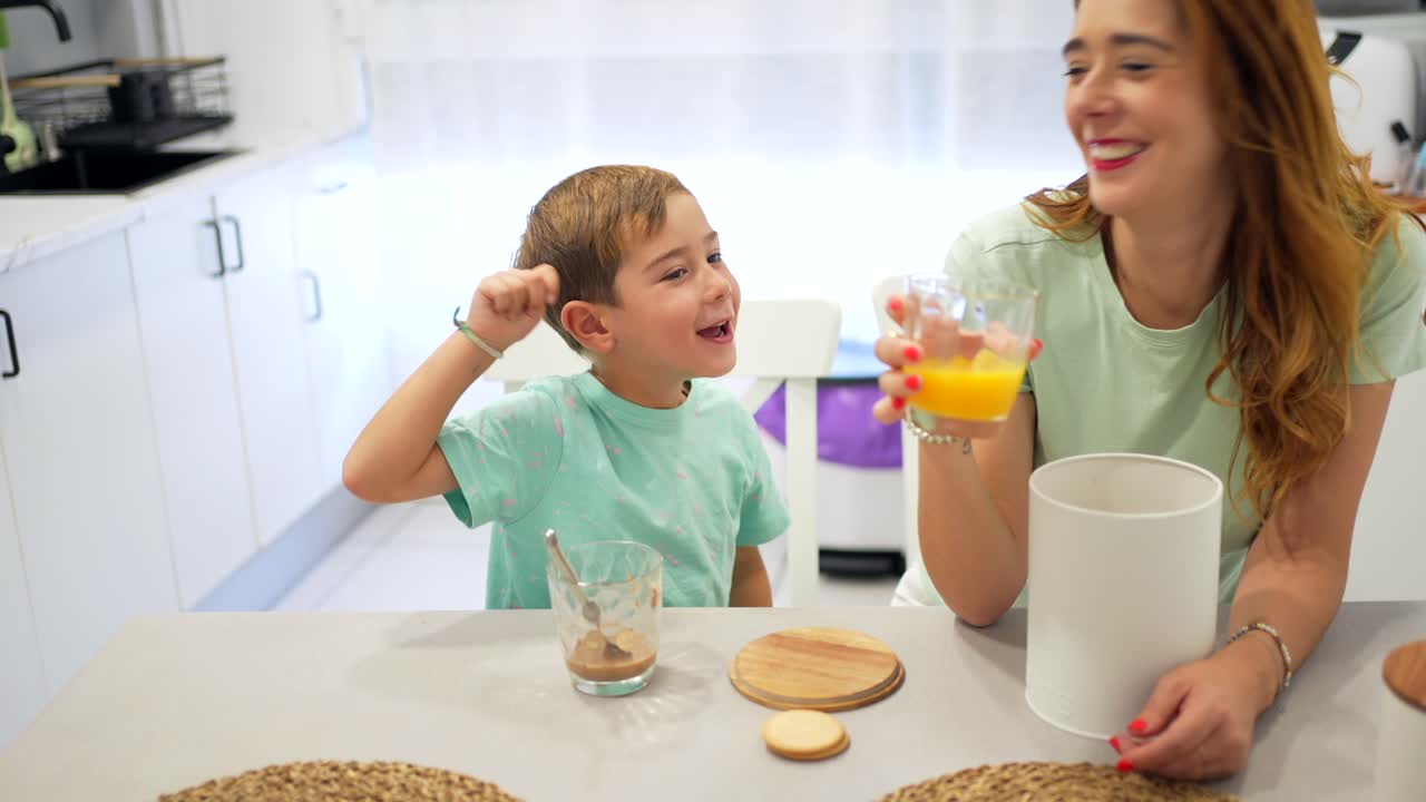 madre e hijo disfrutando del desayuno juntos