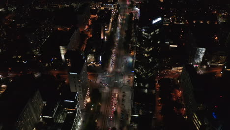 Vista-De-ángulo-Alto-De-La-Intersección-De-Carreteras-En-La-Ciudad-De-Noche.-Coches-Circulando-Por-El-Cruce.-Inclinar-Hacia-Abajo-Para-Ver-De-Arriba-Hacia-Abajo.-Varsovia,-Polonia