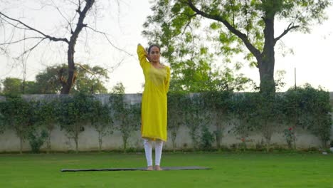 Niña-India-Haciendo-Pose-De-Yoga-Con-Cara-De-Vaca