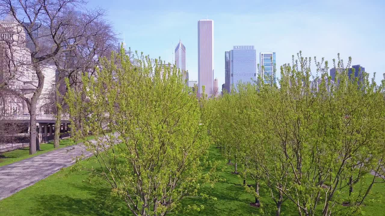 Uma tomada ascendente no centro de Chicago revela o horizonte da cidade
