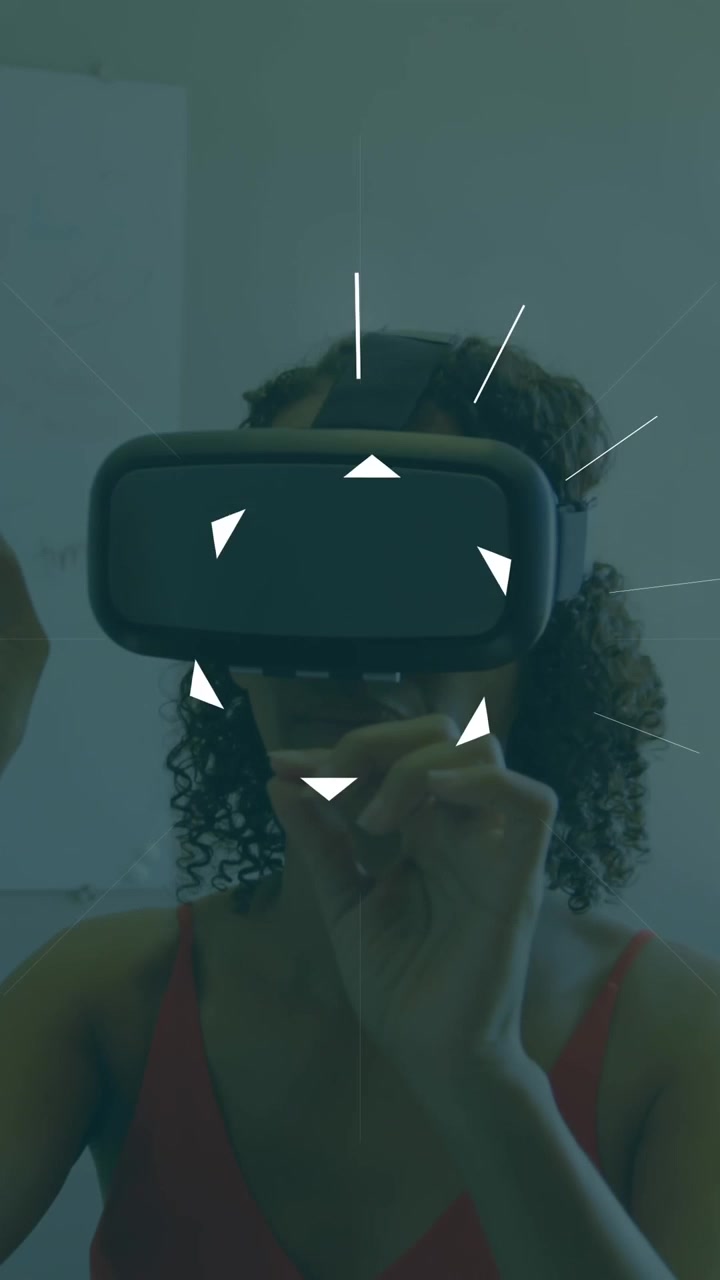Animazione di cerchio e triangolo, su una donna che indossa un visore VR