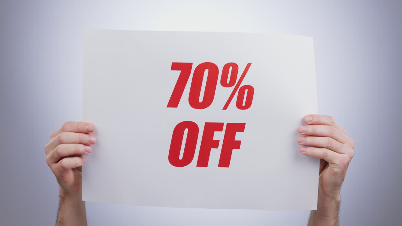 Cartello sconto, mani con offerta