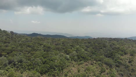 Exuberante-Paisaje-Verde-Del-Sureste-De-Las-Montañas-Bokor-En-Kampot,-Camboya---Toma-Panorámica-Aérea