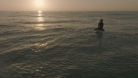 Apple-Prores-422-Surfer-Girl-Sentada-En-Longboard-Y-Viendo-El-Atardecer-Amanecer-Sobre-El-Atlántico-En-Fuerteventura-Islas-Canarias-Filmada-Con-Dji-Mavic-3-Cine