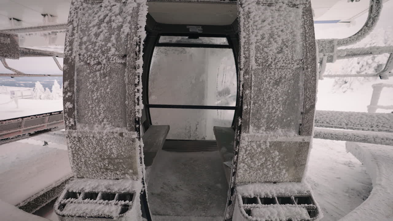 캐나다 퀘벡주 오포드에서 겨울철 눈으로 덮인 개방형 케이블카 - 접근