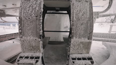 teleférico abierto cubierto de nieve durante la temporada de invierno en orford, quebec, canadá - enfoque