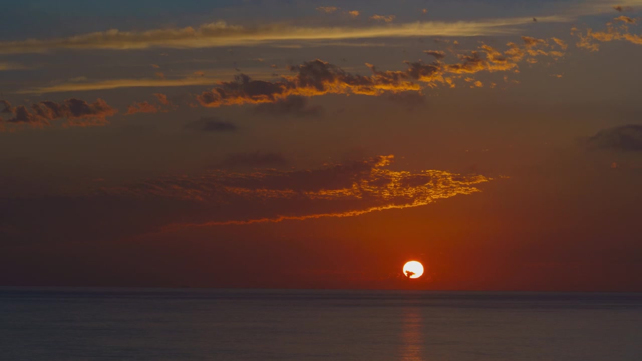 Video tua nhanh cảnh hoàng hôn trên Thái Bình Dương nhìn từ Laguna Beach, California.