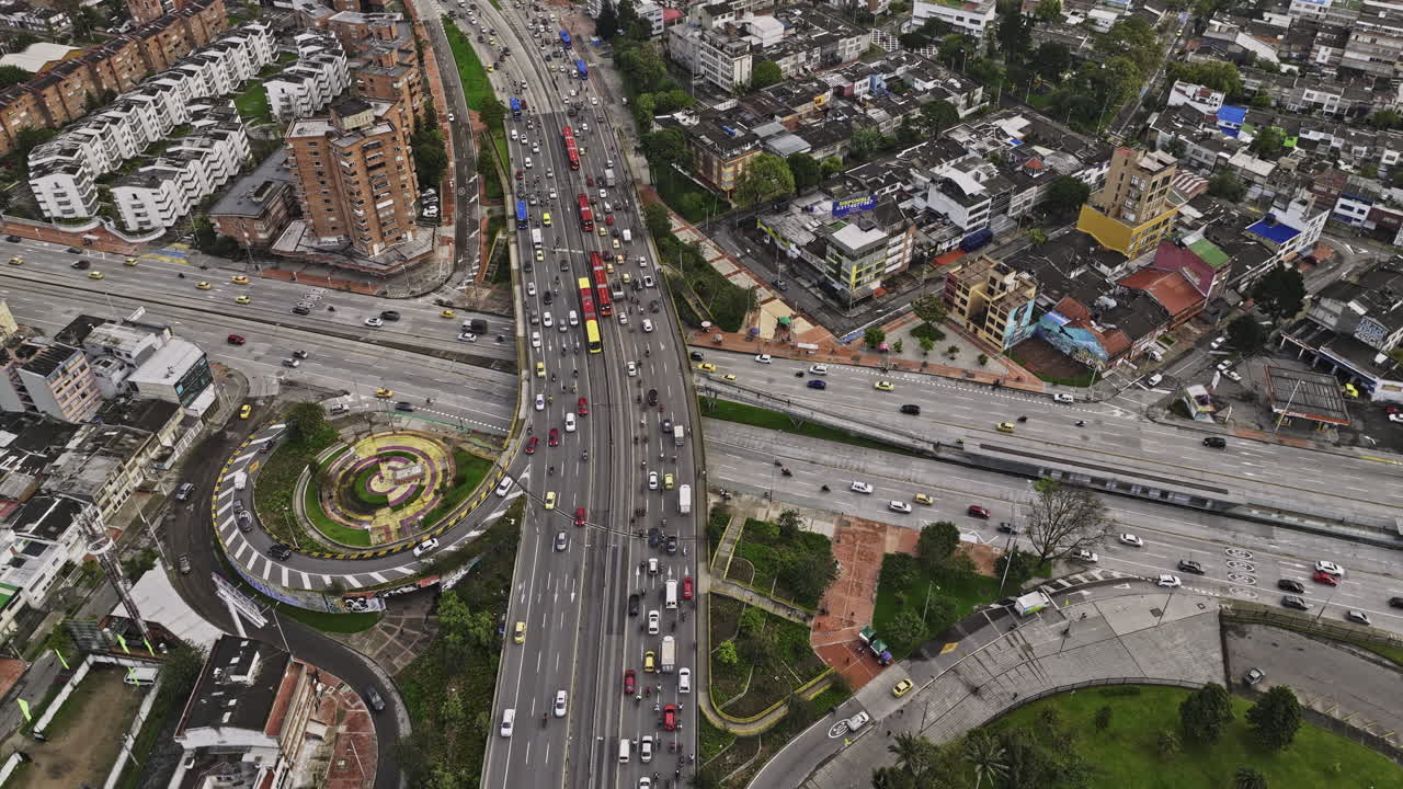 bogotá colombia aerial v43 vista de pájaros, vuela alrededor de la intersección de la avenida nqs y la autopista el dorado capturando el tráfico ocupado y el vecindario de teusaquillo - filmado con mavic 3 cine - noviembre 2022