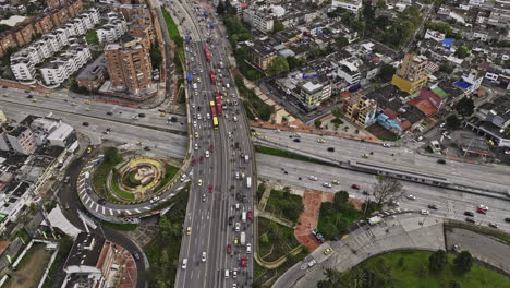 Bogotá-Colombia-Vista-Aérea-V43-De-Pájaro,-Vuela-Alrededor-De-La-Intersección-De-La-Avenida-Nqs-Y-La-Autopista-El-Dorado-Capturando-El-Tráfico-Intenso-Y-El-Barrio-De-Teusaquillo---Filmado-Con-Mavic-3-Cine---Noviembre-De-2022