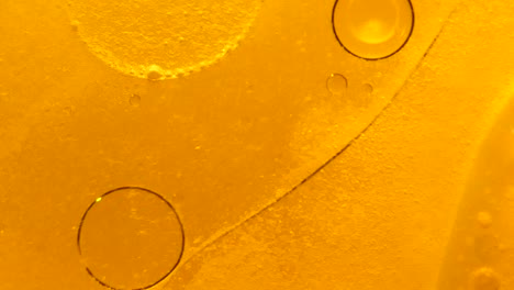 burbujas, mezcla, cambio de forma y giro de burbujas de aceite de oro