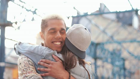 vista cercana de hipster feliz pareja abrazándose en la calle