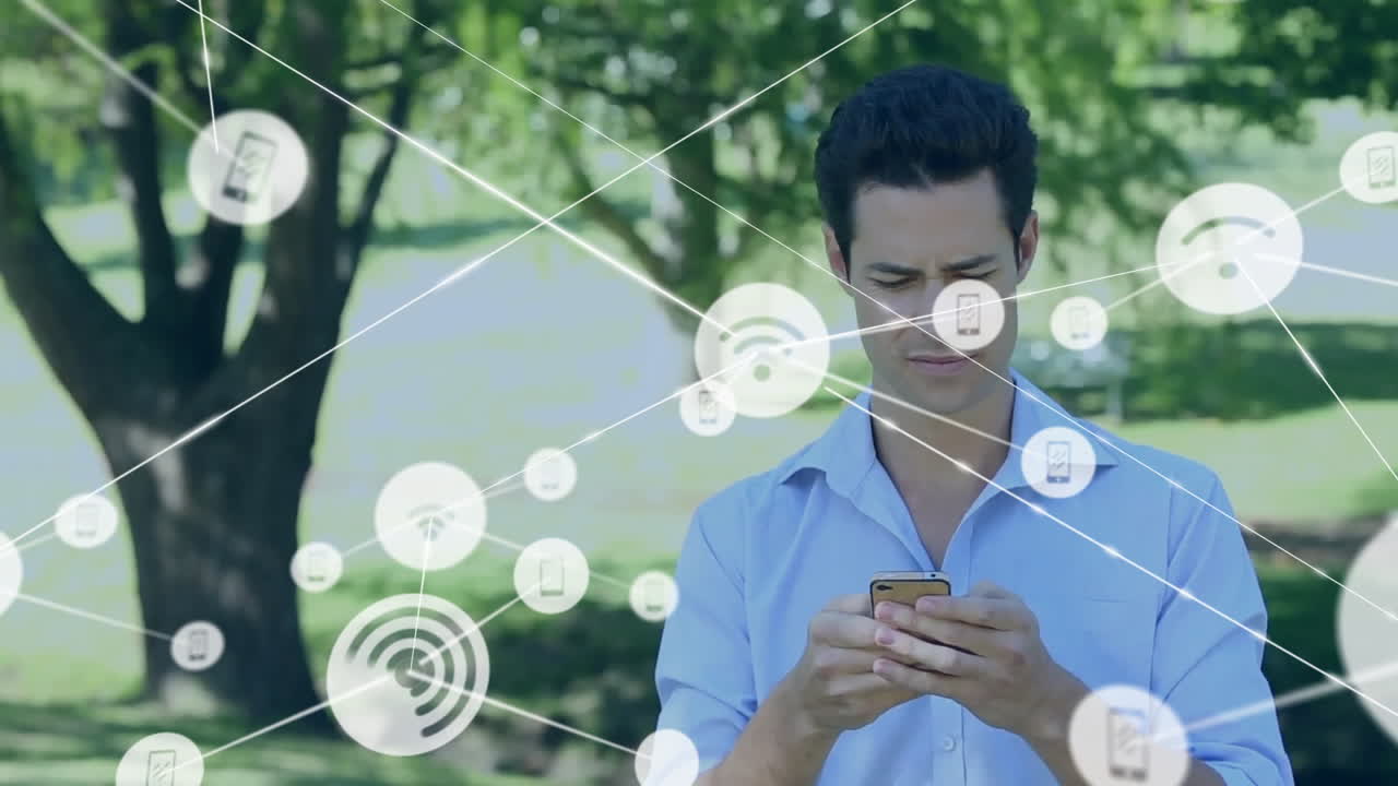 usando un teléfono inteligente, un hombre rodeado de iconos de conectividad de red animación sobre el fondo del parque