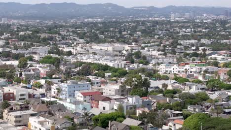 una vista aérea de un barrio residencial en venecia, california, edificios de apartamentos y casas en calles bordeadas de árboles