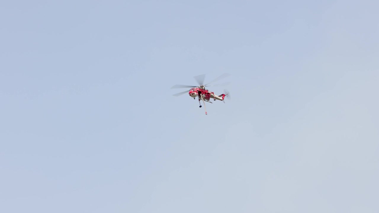 En Sikorsky S-64 Skycrane helikopter flyver for at samle vand til at kaste ned over en opstående skovbrand. Rocca di Mezzo, Abruzzo-regionen. Italien. Sommer 2026