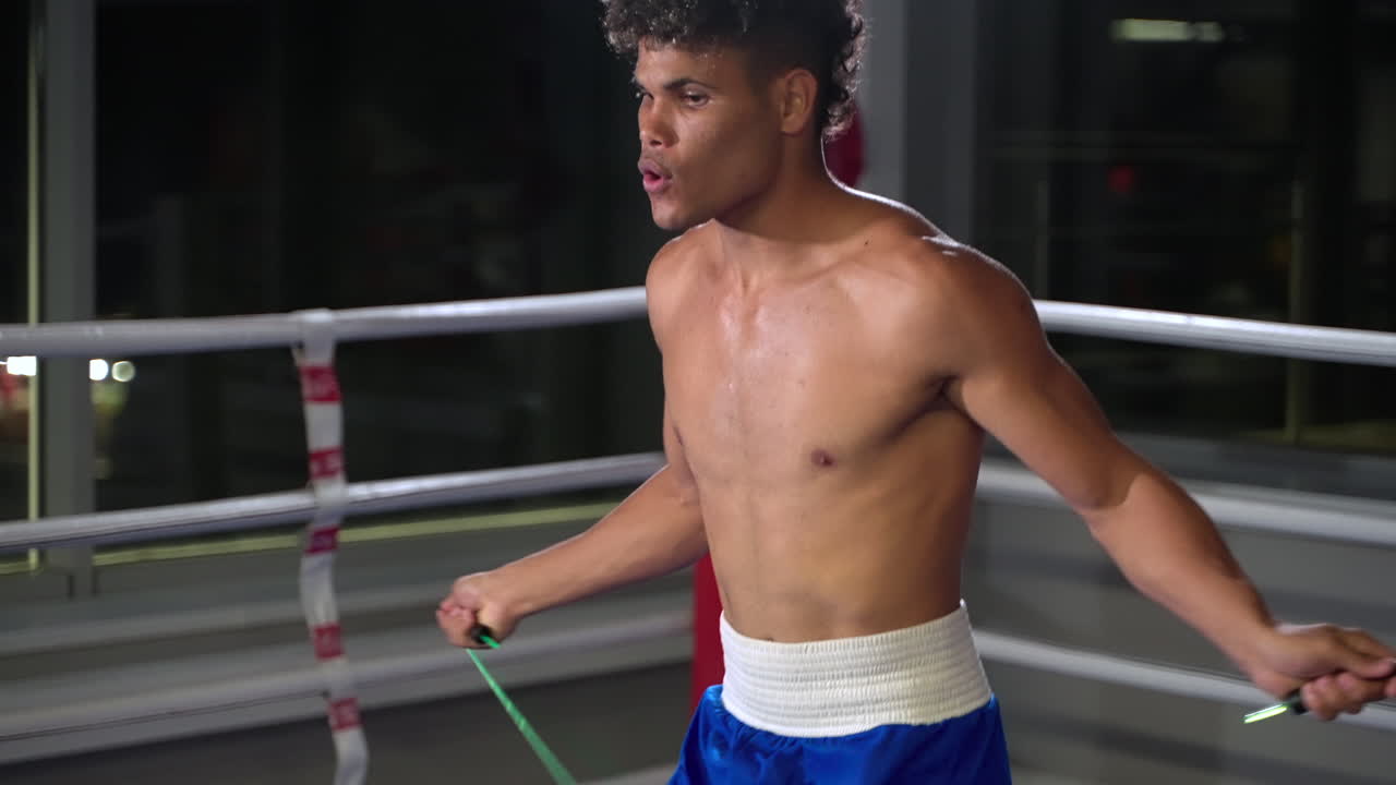 남자 권투 선수가 링에서 줄을 뛰어넘는 것