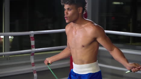 boxeador masculino saltando la cuerda en el ring