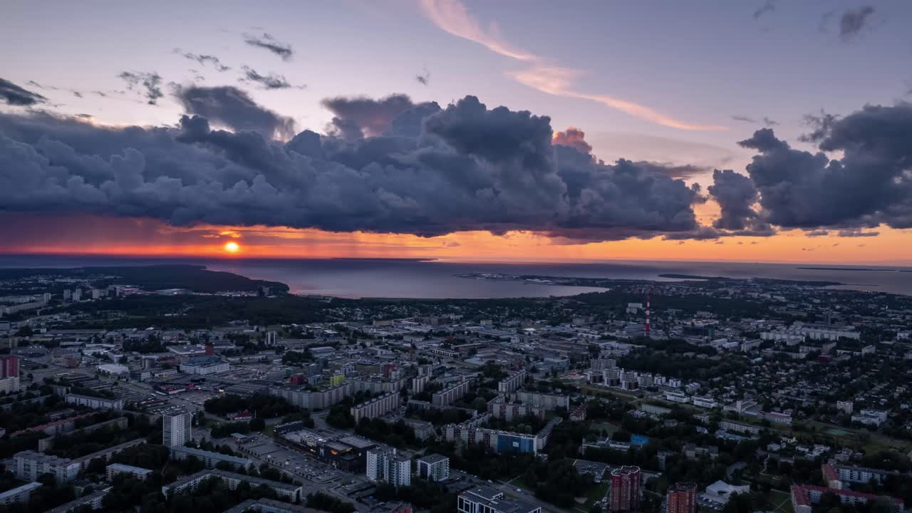 tallinn aerial hyper-lapse drone shot of a beautiful sunset over central and baltic sea, estonia 에 있는 아름다운 해가 지는 모습