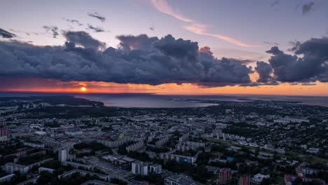 Toma-Aérea-De-Un-Dron-De-Hiperlapso-De-Tallin-De-Una-Hermosa-Puesta-De-Sol-Sobre-El-Centro-Y-El-Mar-Báltico,-Estonia