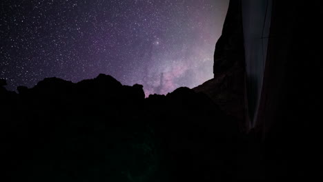lapso de tiempo retorcido de estrellas y vía láctea en el cielo nocturno, porto katsiki, lefkada