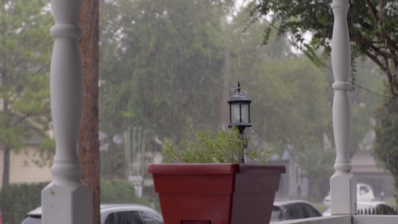 lluvia cayendo en barrio residencial
