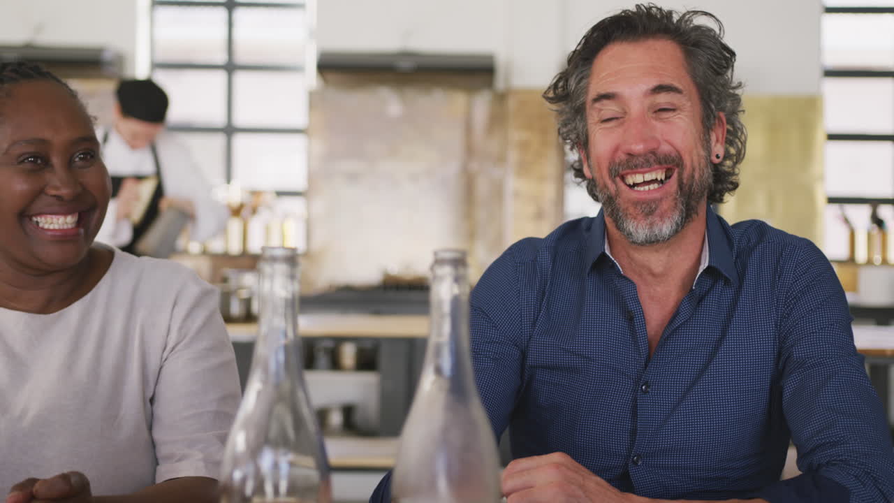 amigos esperando para comer