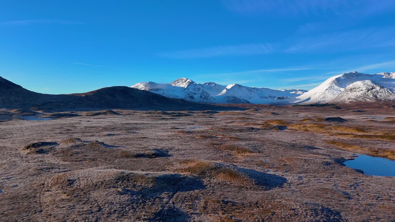 Etablerende luftbillede af Black Mount Munros ved Rannoch Moor.