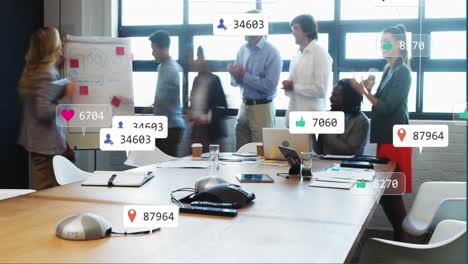 Animation-Der-Datenverarbeitung-In-Sozialen-Medien-über-Verschiedene-Geschäftsleute-Im-Büro